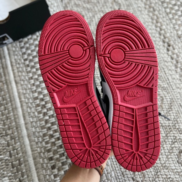 Nike NEW Air Jordan 1 Low GS Bred Toe Sneakers Size 5 Youth W/Original Box - Picture 4 of 11